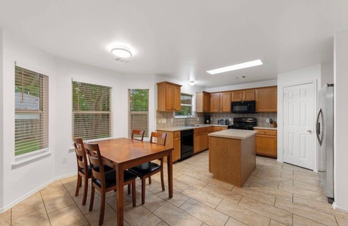Round Rock House | Round Rock 3-bedroom house with loft office +Yard+WiFi, AC- Near Kalahari