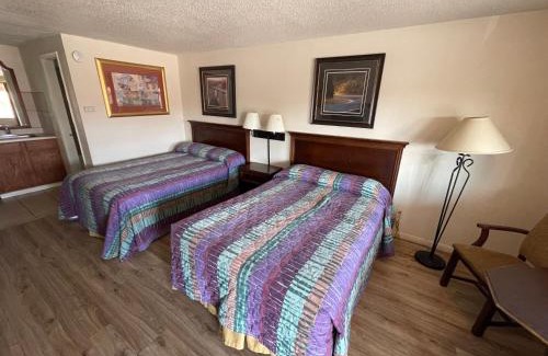 Fox Farm-College Hotel | Round-Up Motel