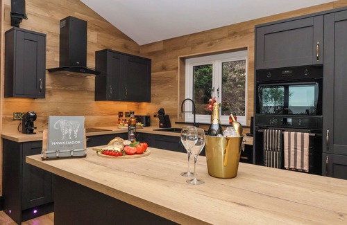 Kilnwick Cottage | ROUTHORPE LODGE, family friendly, with hot tub in Great Driffield