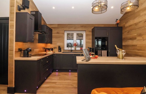Kilnwick Cottage | ROUTHORPE LODGE, family friendly, with hot tub in Great Driffield