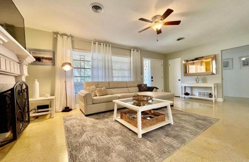 Gulf Gate Estates House | Rowena House 2bd Den 2bth Heated Pool Near Siesta Key
