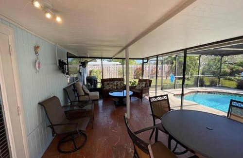 Gulf Gate Estates House | Rowena House 2bd Den 2bth Heated Pool Near Siesta Key