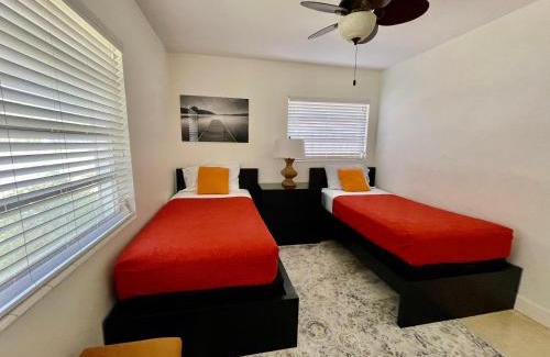 Gulf Gate Estates House | Rowena House 2bd Den 2bth Heated Pool Near Siesta Key