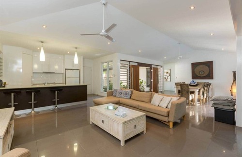 Wongaling Beach House | Roya on Mission