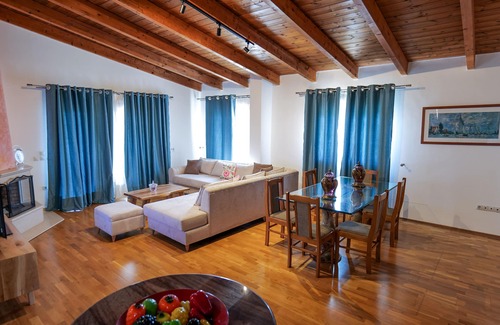 Himare Bed & Breakfast | Royal 1967