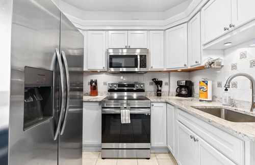 Royal Oak House | Royal Blue Haven ~ Walk Downtown Royal Oak, Game Room, Jetted Tub, Clean + Cozy