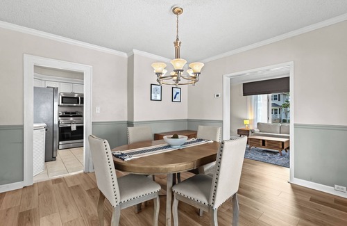 Royal Oak House | Royal Blue Haven ~ Walk Downtown Royal Oak, Game Room, Jetted Tub, Clean + Cozy