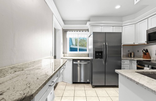 Royal Oak House | Royal Blue Haven ~ Walk Downtown Royal Oak, Game Room, Jetted Tub, Clean + Cozy