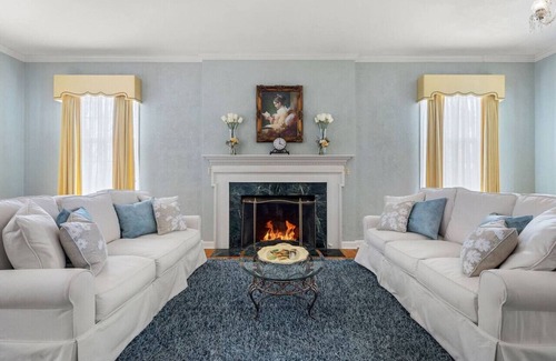 Fort Smith House | Royal Crown suite with a king size bed/Gameroom/Coffee bars/Huge tub/Grand Colonial