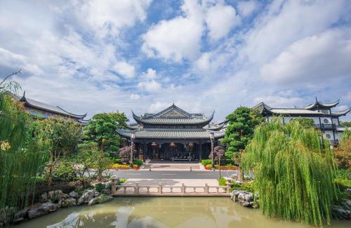 Pudong Hotel | Royal Garden Hotel Shanghai-Free Shuttle to and From Disney & PVG & close Metro Line2 easy to SHA New Expo