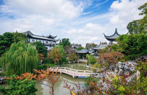 Pudong Hotel | Royal Garden Hotel Shanghai-Free Shuttle to and From Disney & PVG & close Metro Line2 easy to SHA New Expo