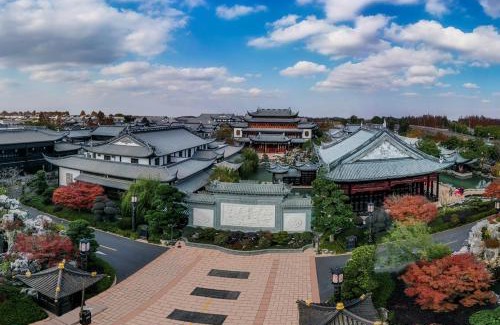 Pudong Hotel | Royal Garden Hotel Shanghai-Free Shuttle to and From Disney & PVG & close Metro Line2 easy to SHA New Expo