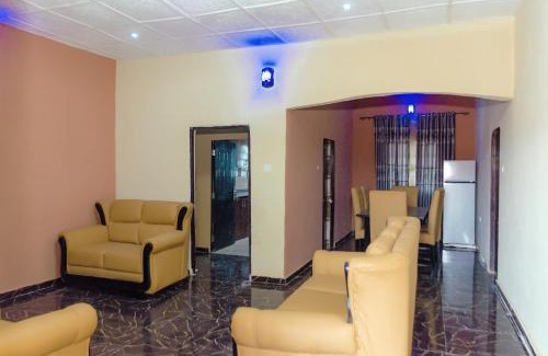 Benin City Apartment | Royal Guests Holiday Lets - Amazing Quiet House near Ramat Park