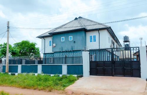 Benin City Apartment | Royal Guests Holiday Lets - Amazing Quiet House near Ramat Park