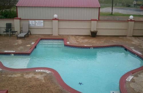 Pearsall Hotel | Royal Inn Pearsall