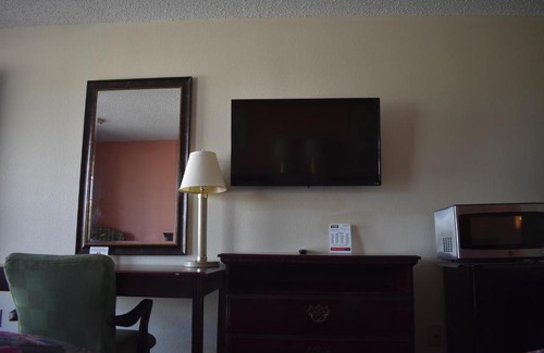 Bentonville - Fayetteville Hotel | Royal Inn