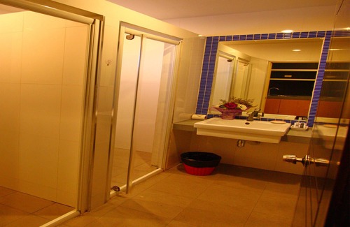 Bang Sao Thong Hotel | Royal King Suite