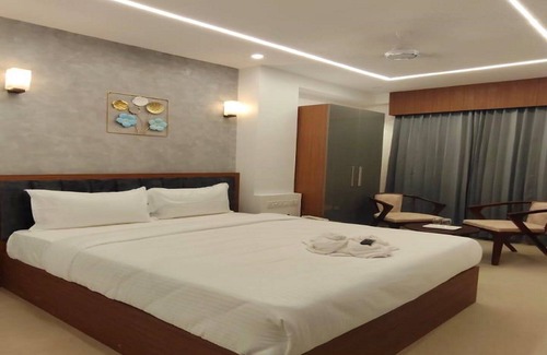 Thousand Lights Hotel | Royal Luxe Business Class Hotel