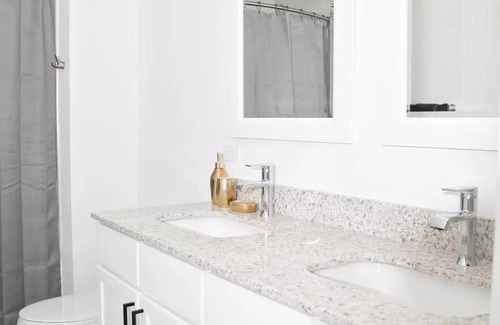Lombard Apartment | *Royal* Luxury 1BR | Your Happy Place | Fast Wi-Fi
