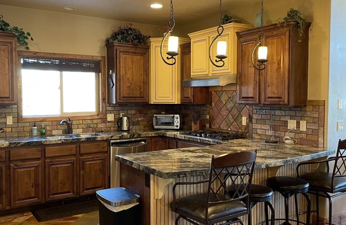 Mammoth Creek House | Royal Mountain Getaway - Cabin Sleeps 22!