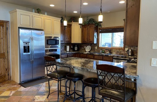 Mammoth Creek House | Royal Mountain Getaway - Cabin Sleeps 22!