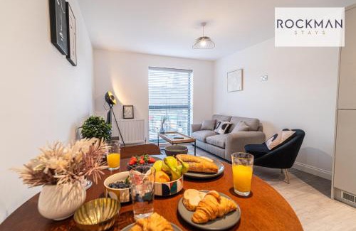 Brentwood Apartment | Royal Oak 3 - FREE PARKING - Perfect for Contractors - 2 Bedroom - 2 Bathroom - Fast Wi-fi - Long Term Stays -