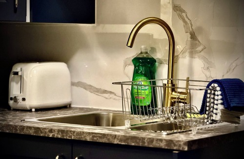 Cabbagetown South Hotel | Royal Oak Inn
