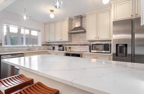 Vancouver House | Royal Oaks Retreat 1 Level 1310 SQFT 2Br2Ba Fenced Yard