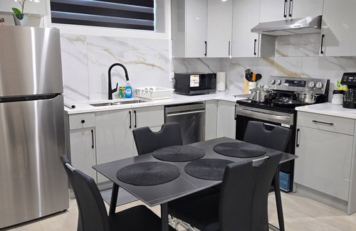 Southwest Edmonton House | Royal Palace-3Bedrooms Basement Guest Suite Near Airport