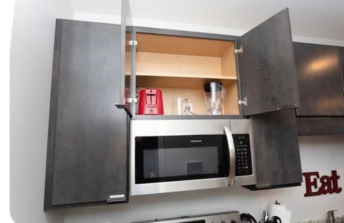 Richfield Apartment | Royal Red Suite: King bed, 10 mins to MSP/MOA, Free indoor Parking