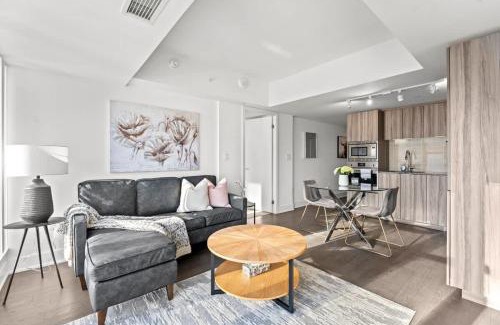 Bay Cloverhill House | Royal Retreat 1B Condo in Downtown Toronto Yorkville