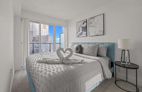 Bay Cloverhill House | Royal Retreat 1B Condo in Downtown Toronto Yorkville