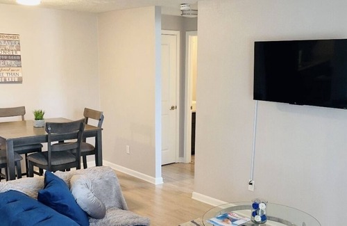 Kettering Apartment | Royal Retreat walk to the Greene Mall