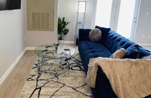 Kettering Apartment | Royal Retreat walk to the Greene Mall