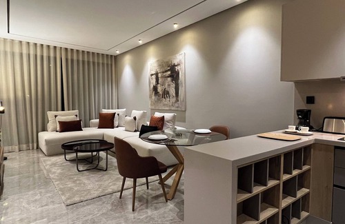 La Corniche Apartment | Royal Suite in lovely Anfa with WiFi, AC