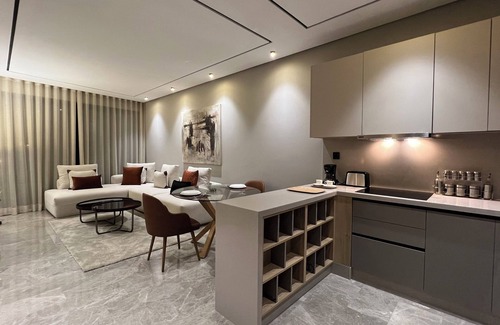 La Corniche Apartment | Royal Suite in lovely Anfa with WiFi, AC