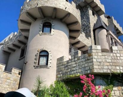 Garmen Bed & Breakfast | Royal Valentina Castle