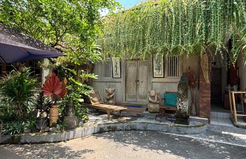 Batuan House | Royen Balinese Family Guest House- Traditional Batuan Homestay