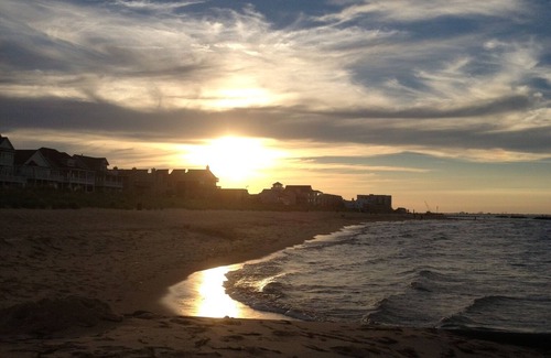 Bayview Apartment | RRRRAD Room by the beach with AC and Heat if needed in Norfolk. Big TV Too