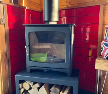 Ventnor Apartment | Rubys Retreat Stylish Log Cabin-Hidden Garden