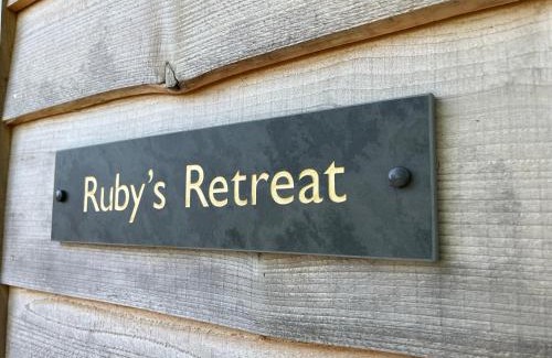 Ventnor Apartment | Rubys Retreat Stylish Log Cabin-Hidden Garden