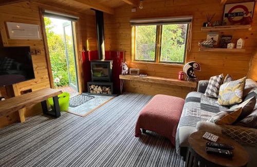 Ventnor Apartment | Rubys Retreat Stylish Log Cabin-Hidden Garden