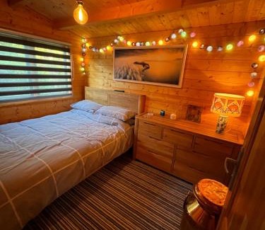 Ventnor Apartment | Rubys Retreat Stylish Log Cabin-Hidden Garden