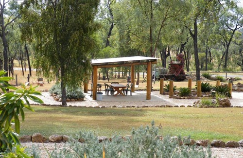 Rubyvale Hotel | Rubyvale Motel & Holiday Units - An Adults Only Getaway