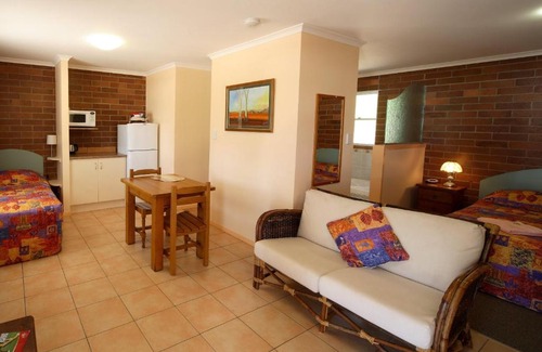 Rubyvale Hotel | Rubyvale Motel & Holiday Units - An Adults Only Getaway