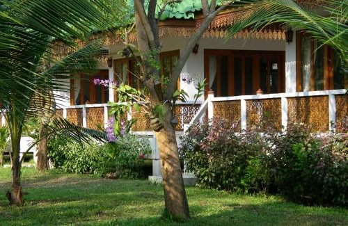 Chakphong Resort | Ruen Thai Rim Haad