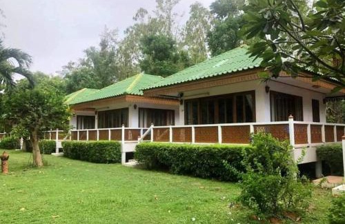 Chakphong Resort | Ruen Thai Rim Haad