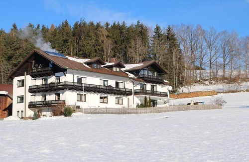 Viechtach Apartment | Ruhig gelegene FeWo (63m2) mit 2 Schlafzimmern & Balkon