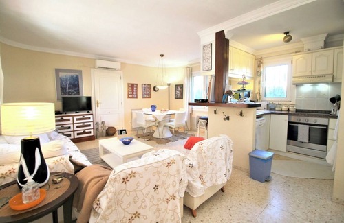 Les Deveses House | Ruhig Gelegenes Freistehendes Haus mit Privatem Garten, 300 m vom Strand