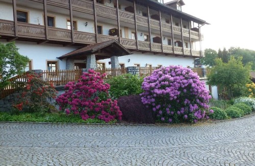 Schwarzenbach Apartment | Ruhige Ferienwohnung (84qm) mit schönem Balkon und Gartenblick